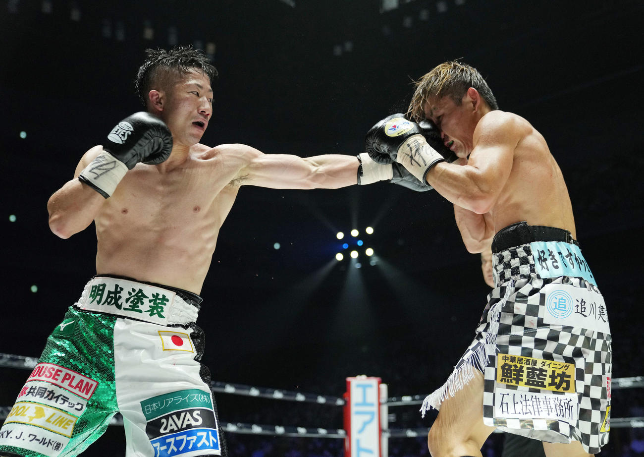 5回、古橋（右）にパンチを見舞う井上拓（撮影・菅敏）