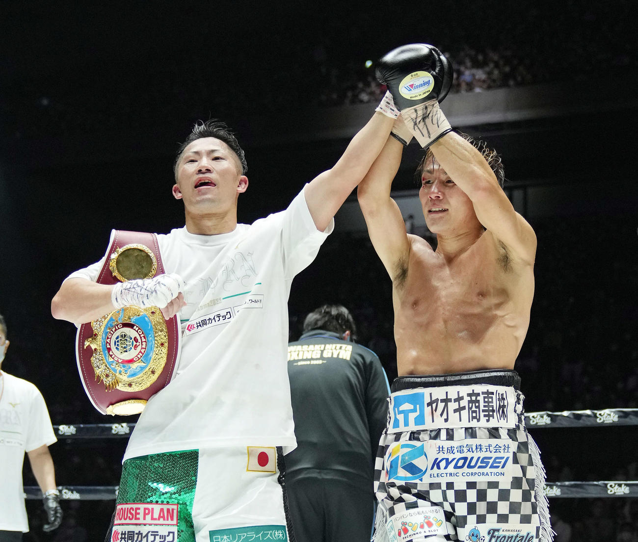 試合後、古橋（右）から祝福される井上拓（撮影・菅敏）