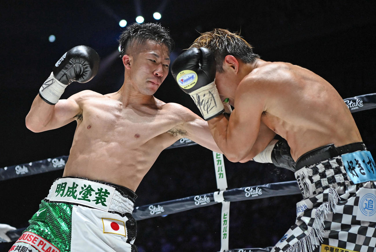 WBOアジア・パシフィック、日本スーパーバンタム級王座統一戦　井上拓真対古橋岳也　4回、古橋岳也（右）を攻める井上拓真（代表撮影）
