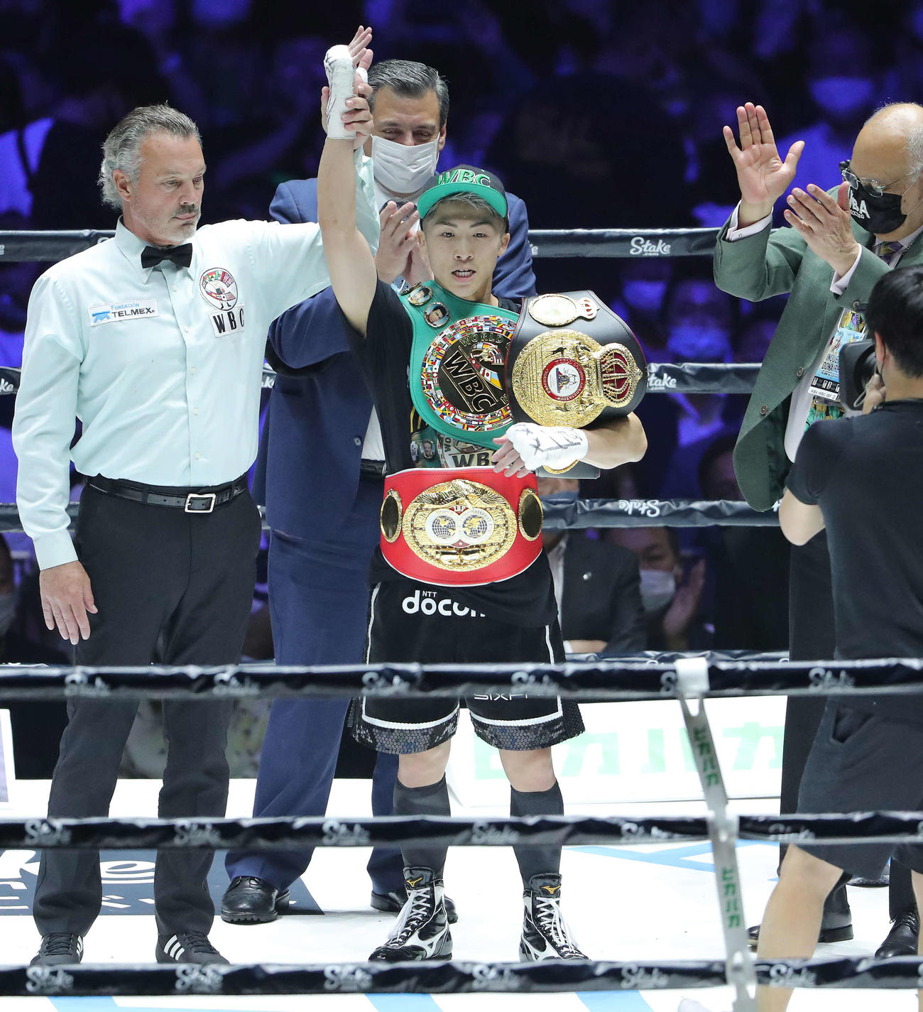 ドネアにTKO勝利し、WBA、WBC、IBF3団体のベルトを身に着ける井上尚（撮影・河田真司）