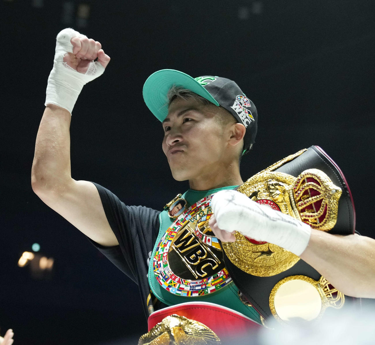 ボクシング　WBA、WBC、IBF世界バンタム級王座統一戦　2回、ドネアをKOで破り、ファンの歓声に応える井上尚（撮影・菅敏）