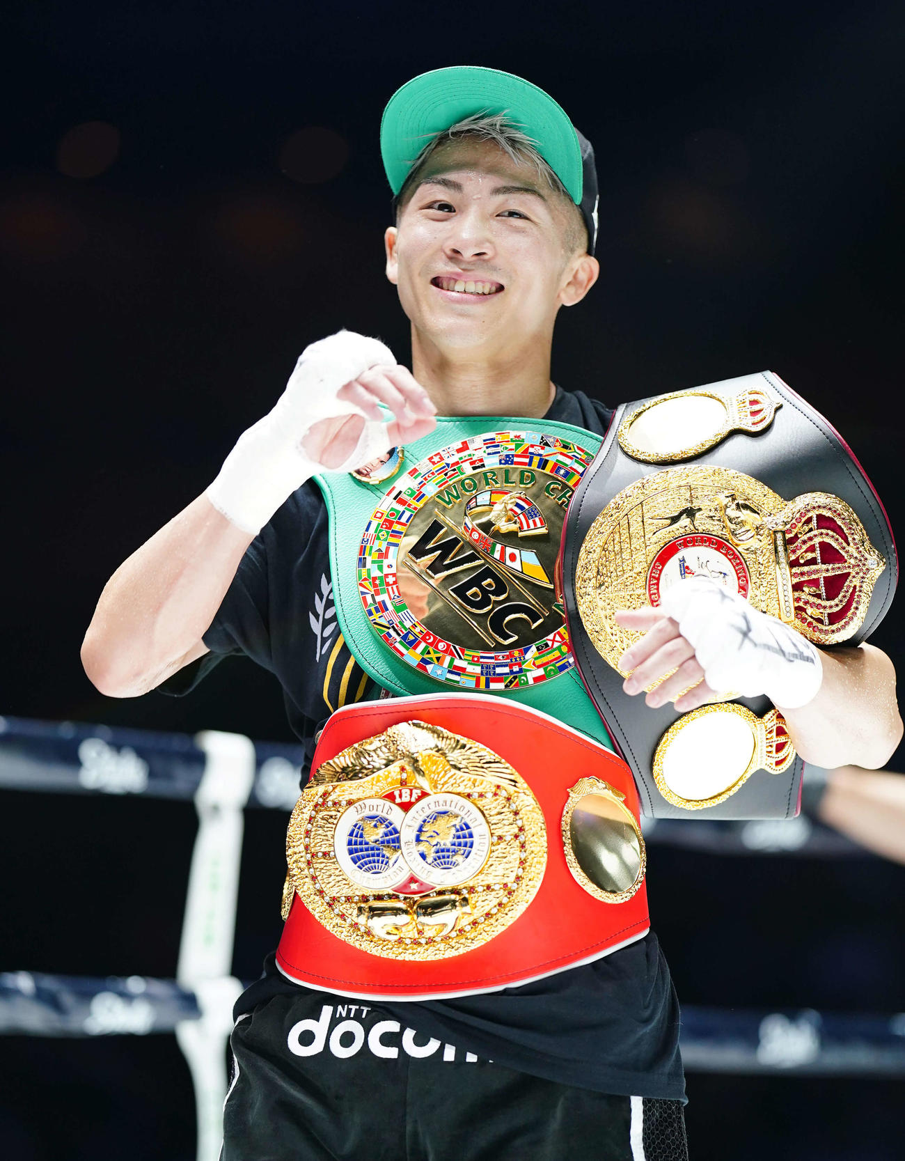 ボクシング　WBA、WBC、IBF世界バンタム級王座統一戦　2回、ドネアをKOで破り、笑顔を見せる井上尚（撮影・菅敏）
