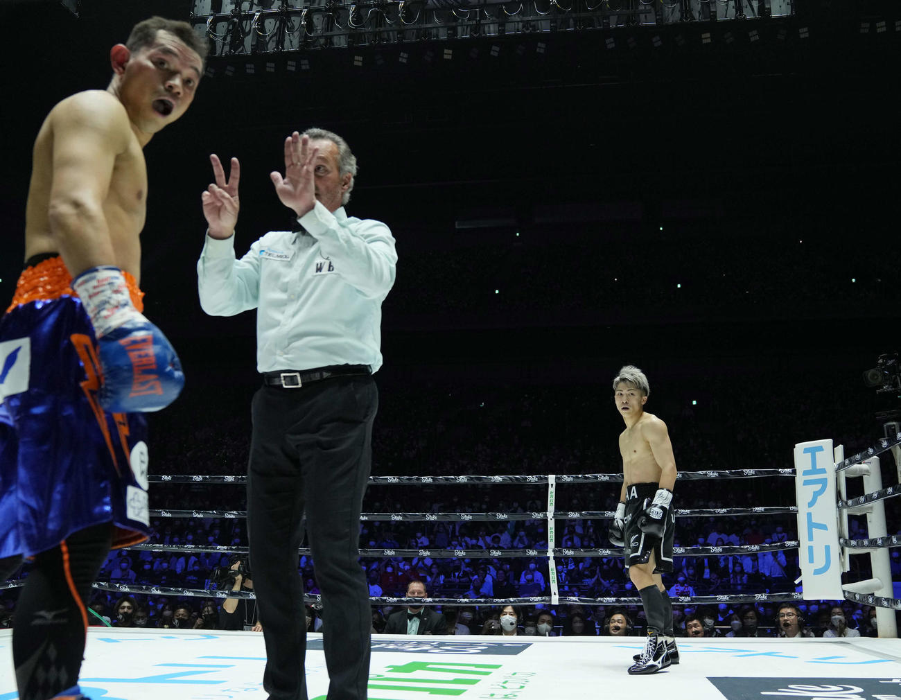ボクシング　WBA、WBC、IBF世界バンタム級王座統一戦　1回、ドネア（左）からダウンを奪う井上尚（撮影・菅敏）