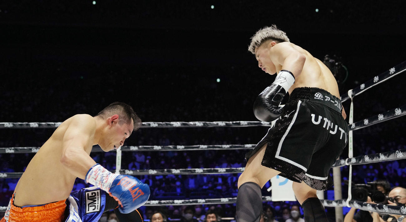 ボクシング　WBA、WBC、IBF世界バンタム級王座統一戦　1回、ドネア（左）からダウンを奪う井上尚（撮影・菅敏）