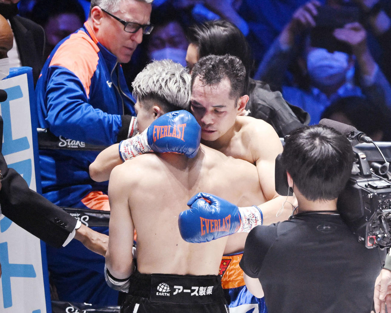試合後、井上尚（手前）抱き締めるドネア（撮影・滝沢徹郎）