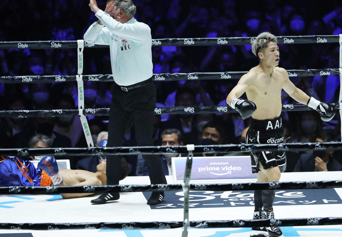 2回、ドネア（左）にTKO勝利する井上尚（撮影・河田真司）