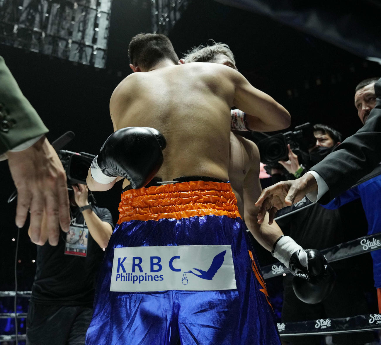 WBA、WBC、IBF世界バンタム級王座統一戦　2回、KO負けをしたドネア（手前）を労う井上尚（撮影・菅敏）