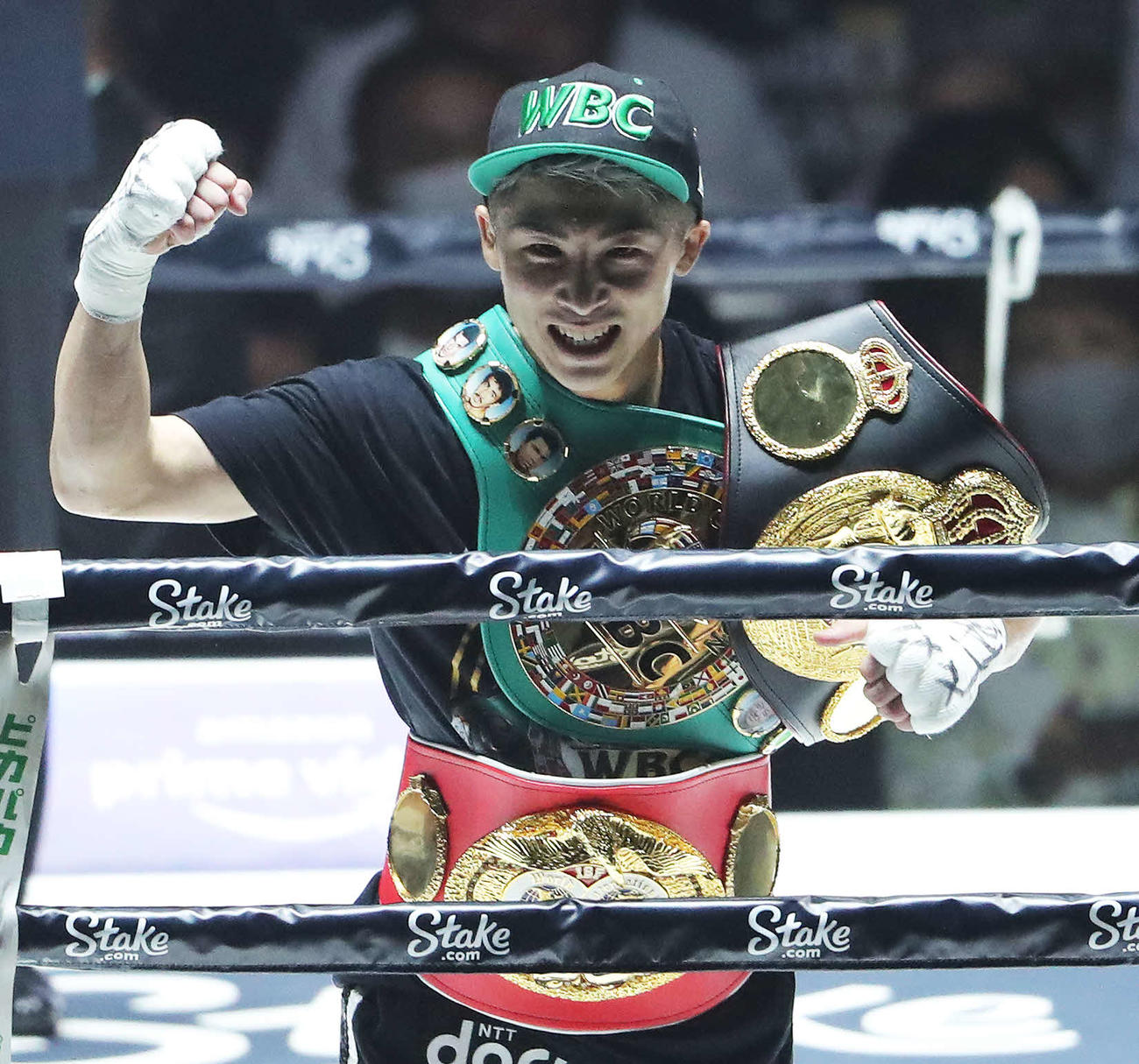 ドネアにTKO勝利し、WBA、WBC、IBF3団体のベルトを身に着ける井上尚（撮影・河田真司）