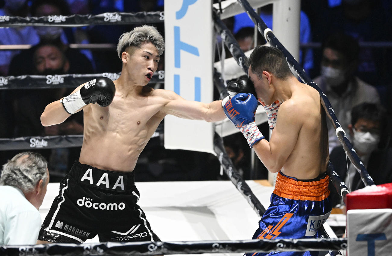 2回、ドネア（右）を攻める井上尚（撮影・滝沢徹郎）