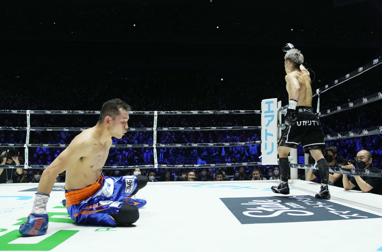 1回、ダウンを喫するドネア（左）。右は井上尚（撮影・菅敏）