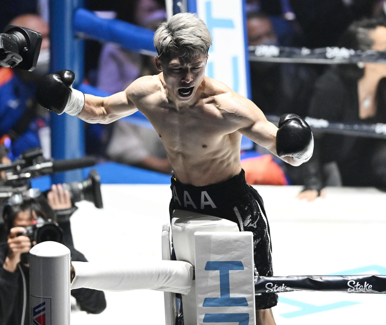 2回、ドネアにTKO勝ちし雄たけびを上げる井上尚（撮影・滝沢徹郎）