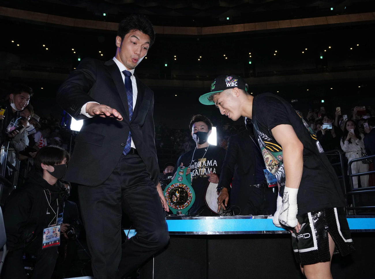 ドネアに勝利し、村田（左）に祝福される井上尚（撮影・菅敏）