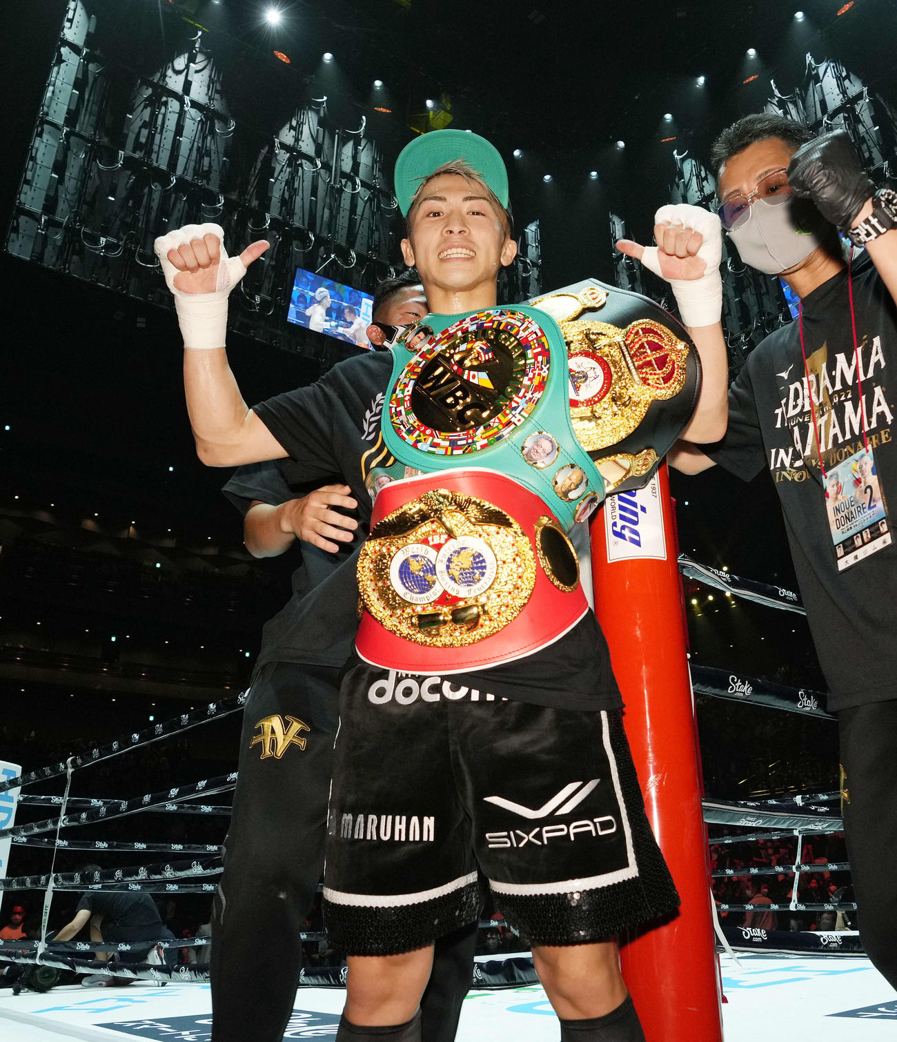 WBA、WBC、IBF3団体のベルトを身に着けポーズを決める井上尚（撮影・菅敏）