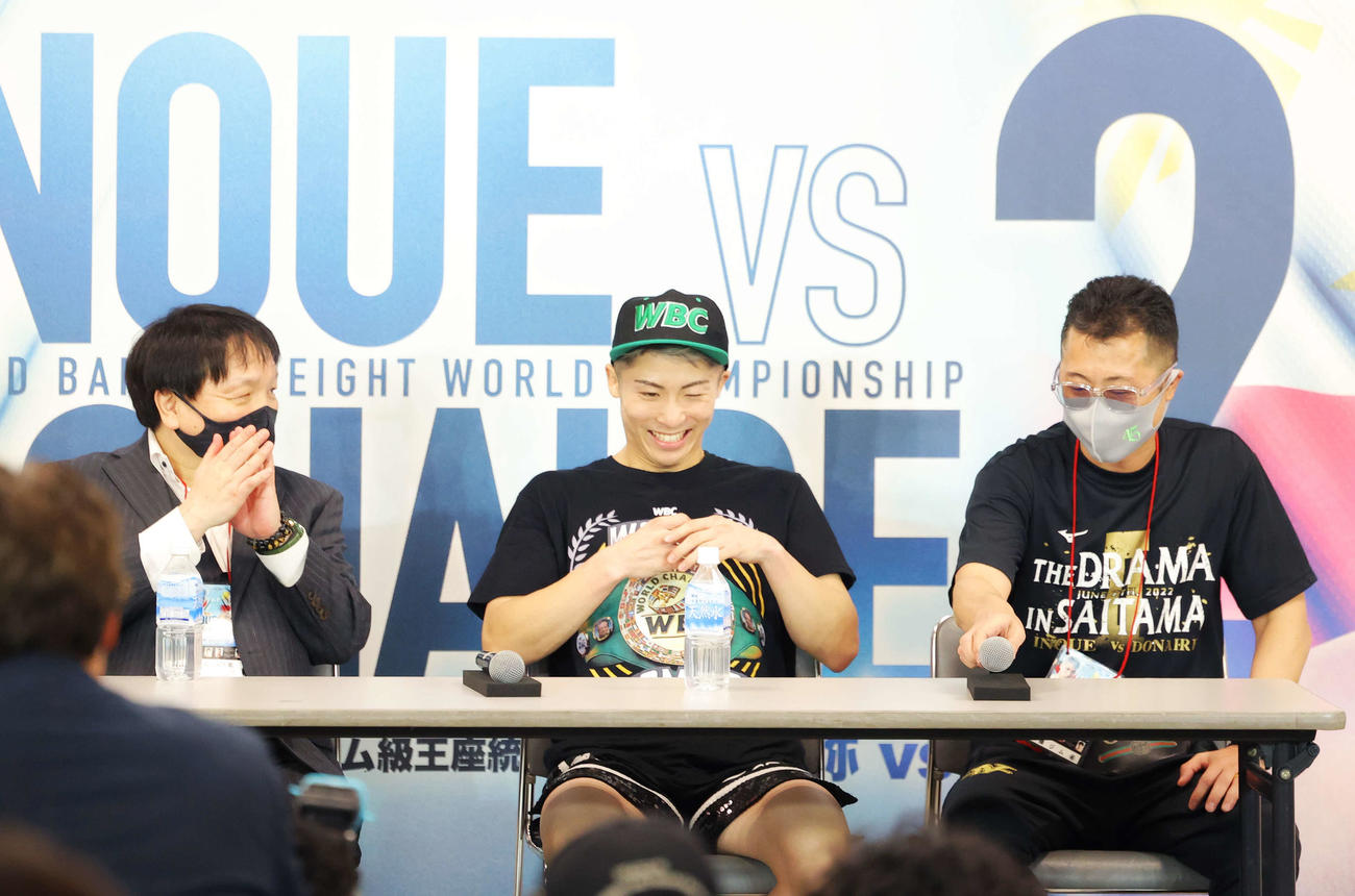 笑顔で試合後の会見に臨む井上尚（中央）。左は大橋会長、右は父の真吾トレーナー（撮影・河田真司）