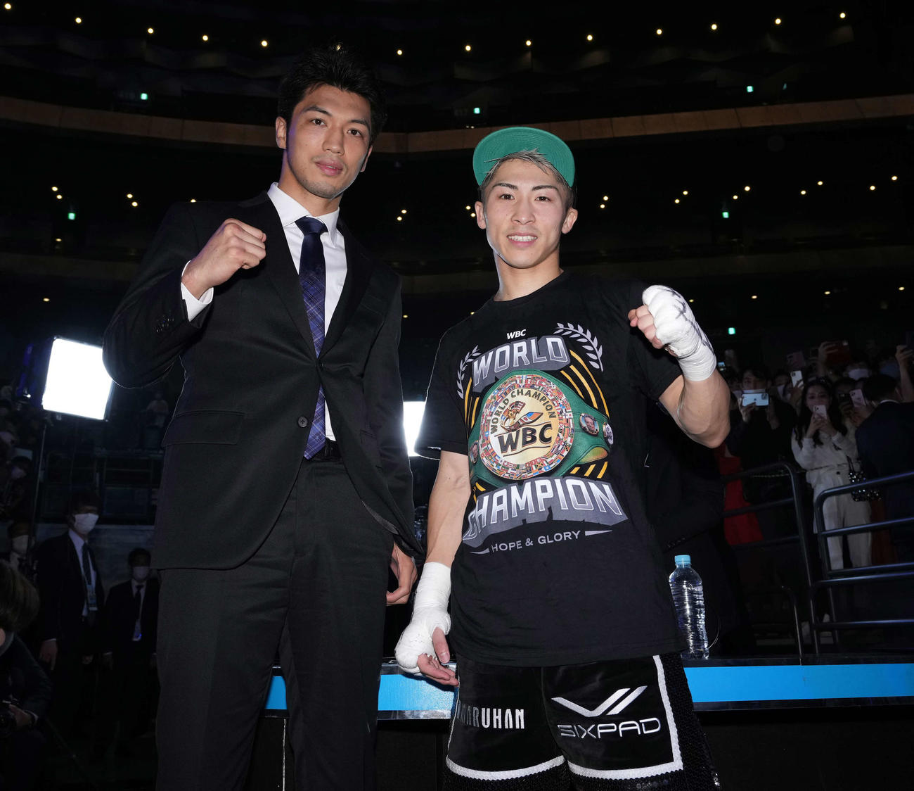 ドネアに勝利した井上尚（右）は村田とポーズ決める（撮影・菅敏）