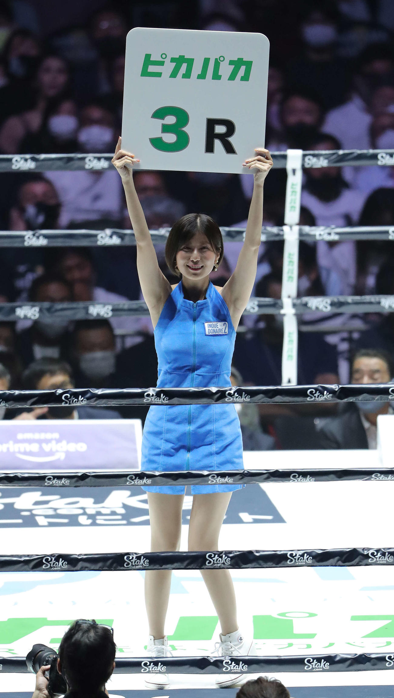 ラウンドガールを務める天野麻菜（撮影・河田真司）