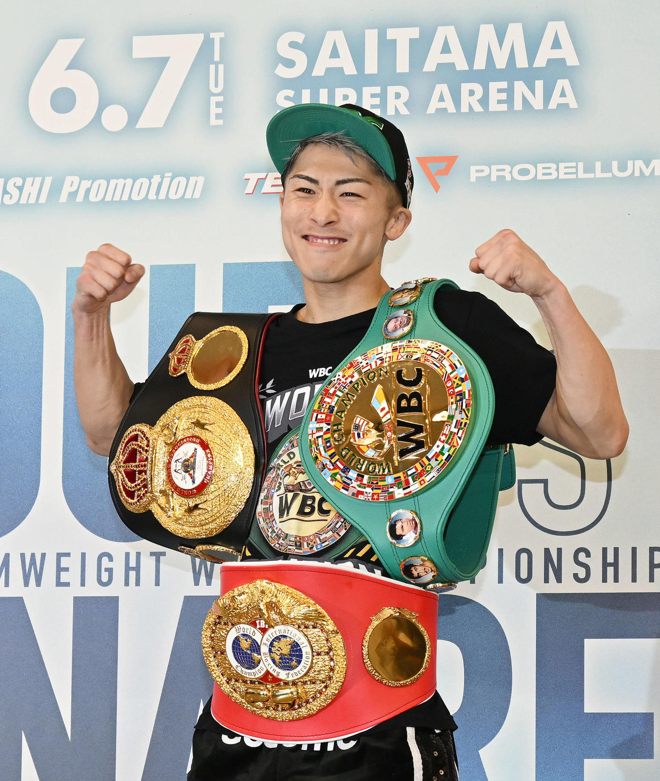 会見を終え3本のベルトを巻きポーズを決める井上尚（撮影・滝沢徹郎）