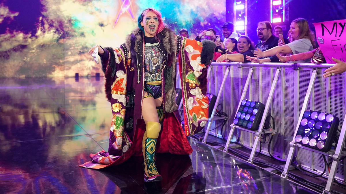 ブルック－リンチ戦の途中に姿をみせたアスカ（C）2022 WWE, Inc. All Rights Reserved.