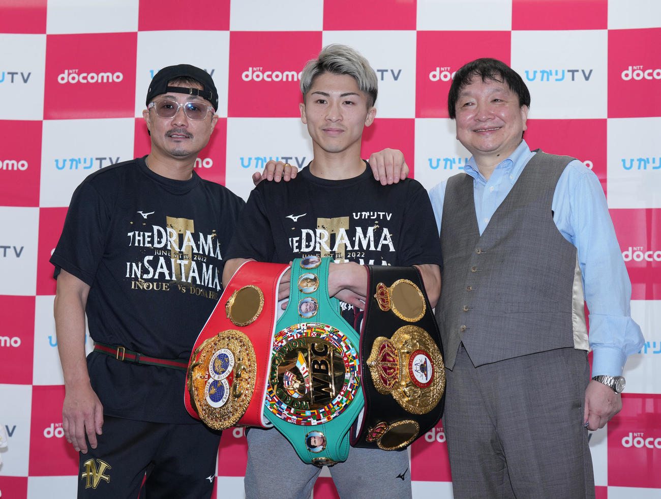 3団体王座統一の快挙から一夜明け、3本のベルトを手に大橋会長（右）、父真吾トレーナー（左）と記念写真に納まる井上尚（撮影・菅敏）