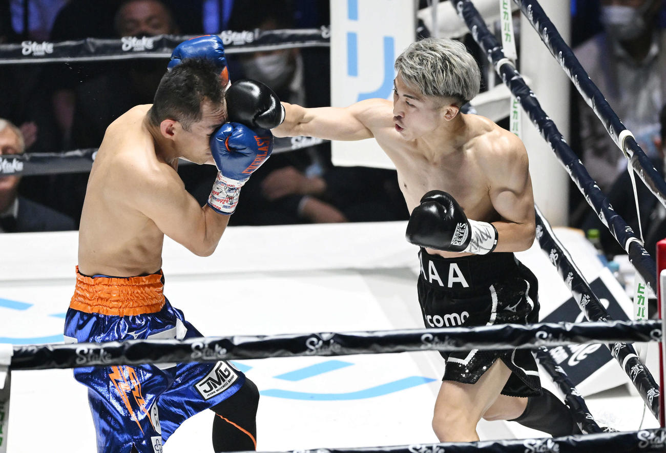 1回、ドネア（左）にパンチを見舞う井上尚（2022年6月7日撮影）