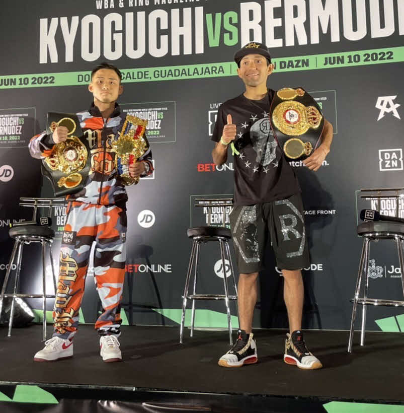 公式会見に臨んだWBA世界ライトフライ級王者京口紘人（左）と正規王者ベルムデス（ワタナベジム提供）