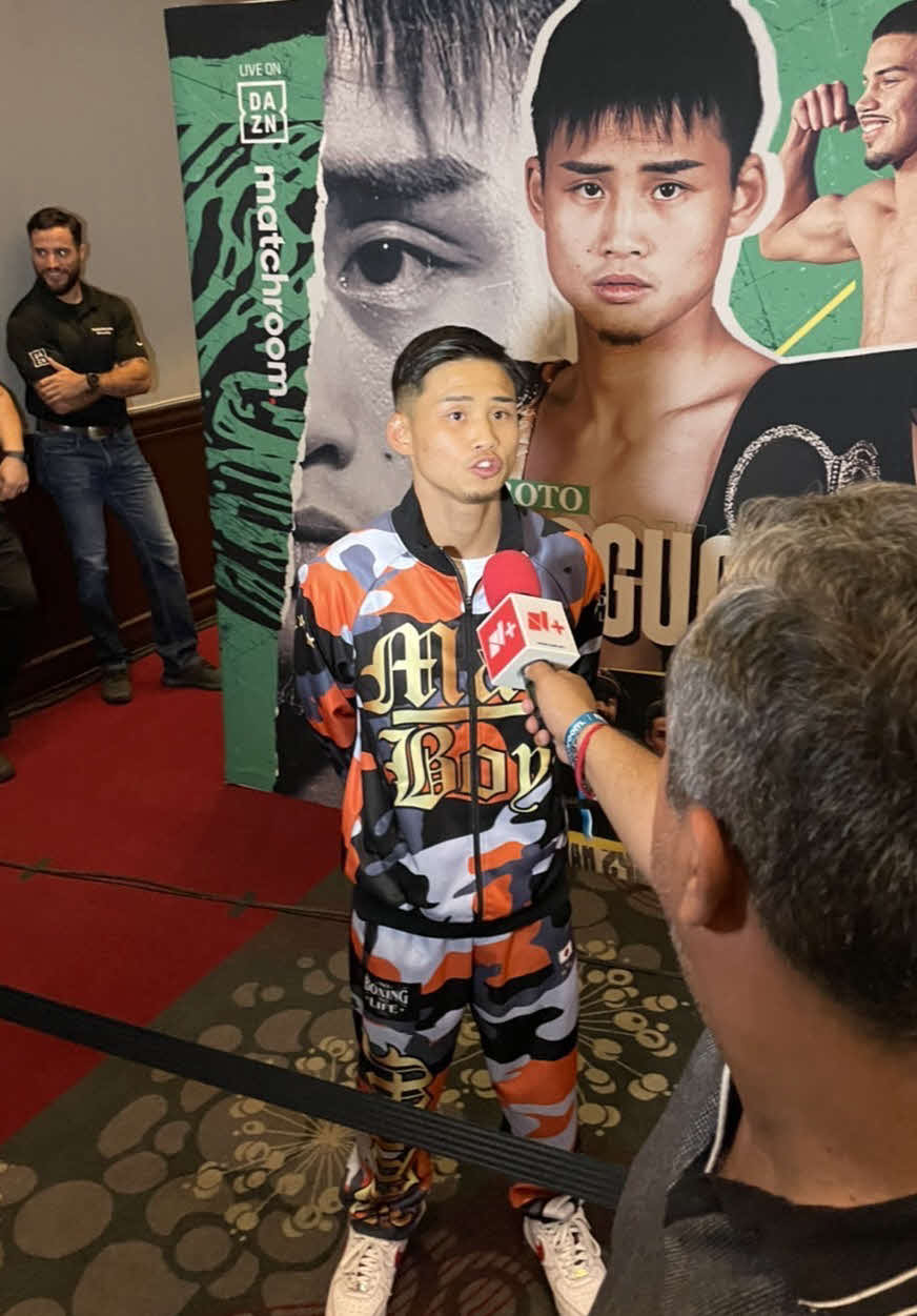 公式会見でインタビューに応じるWBA世界ライトフライ級スーパー王者京口紘人（ワタナベジム提供）