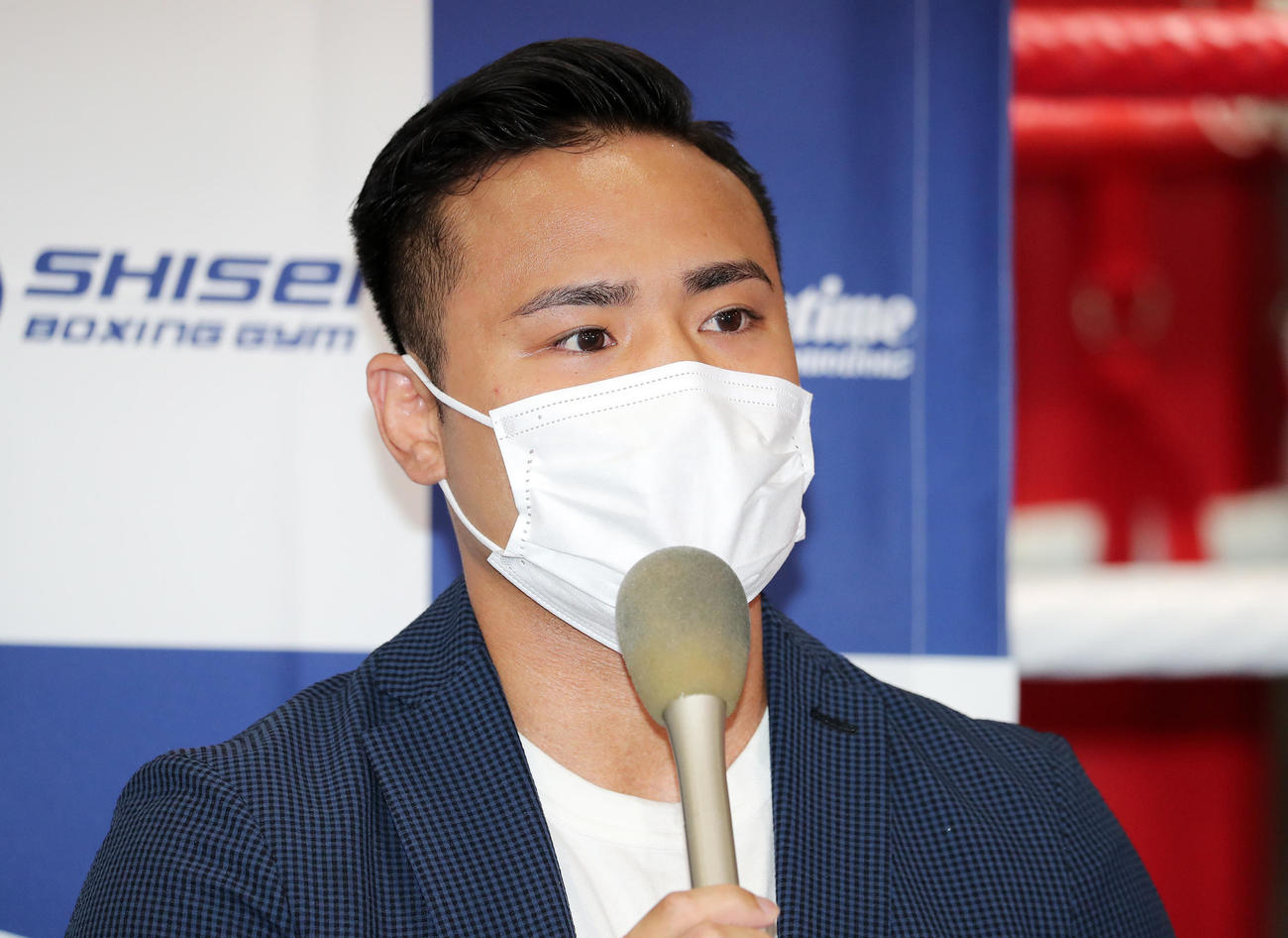 試合に向けて意気込みを語る元WBC世界フライ級王者の比嘉（撮影・鈴木正人）