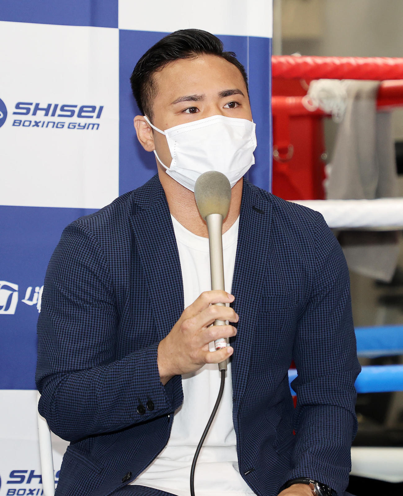 試合に向けて意気込みを語る元WBC世界フライ級王者の比嘉（撮影・鈴木正人）