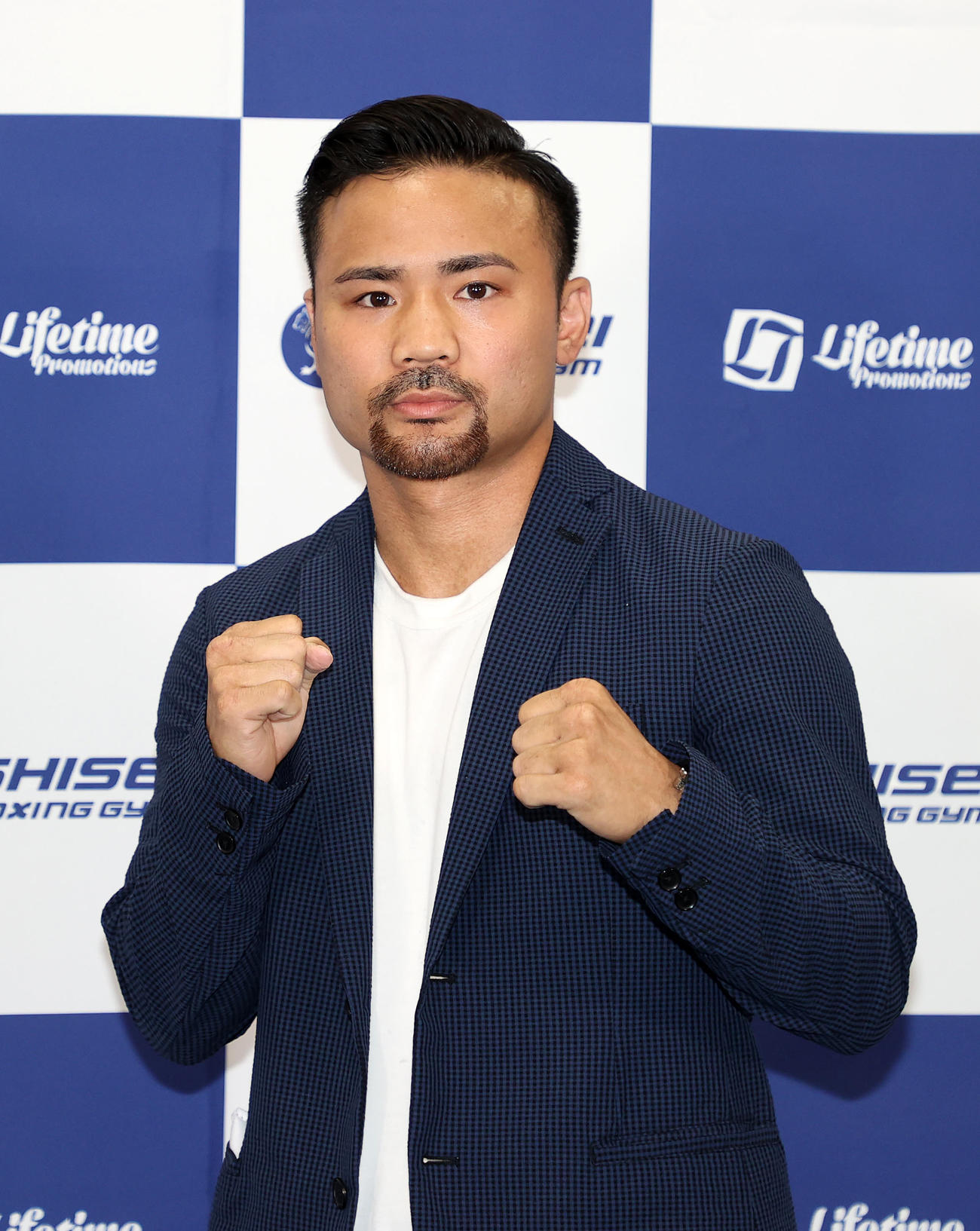 試合に向けてファイティングポーズする元WBC世界フライ級王者の比嘉（撮影・鈴木正人）
