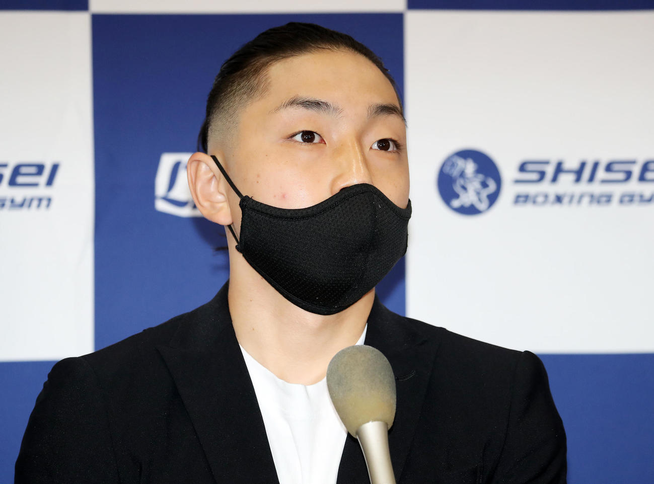 試合に向けて意気込みを語る元WBOアジアパシフィックフェザー級王者の森（撮影・鈴木正人）