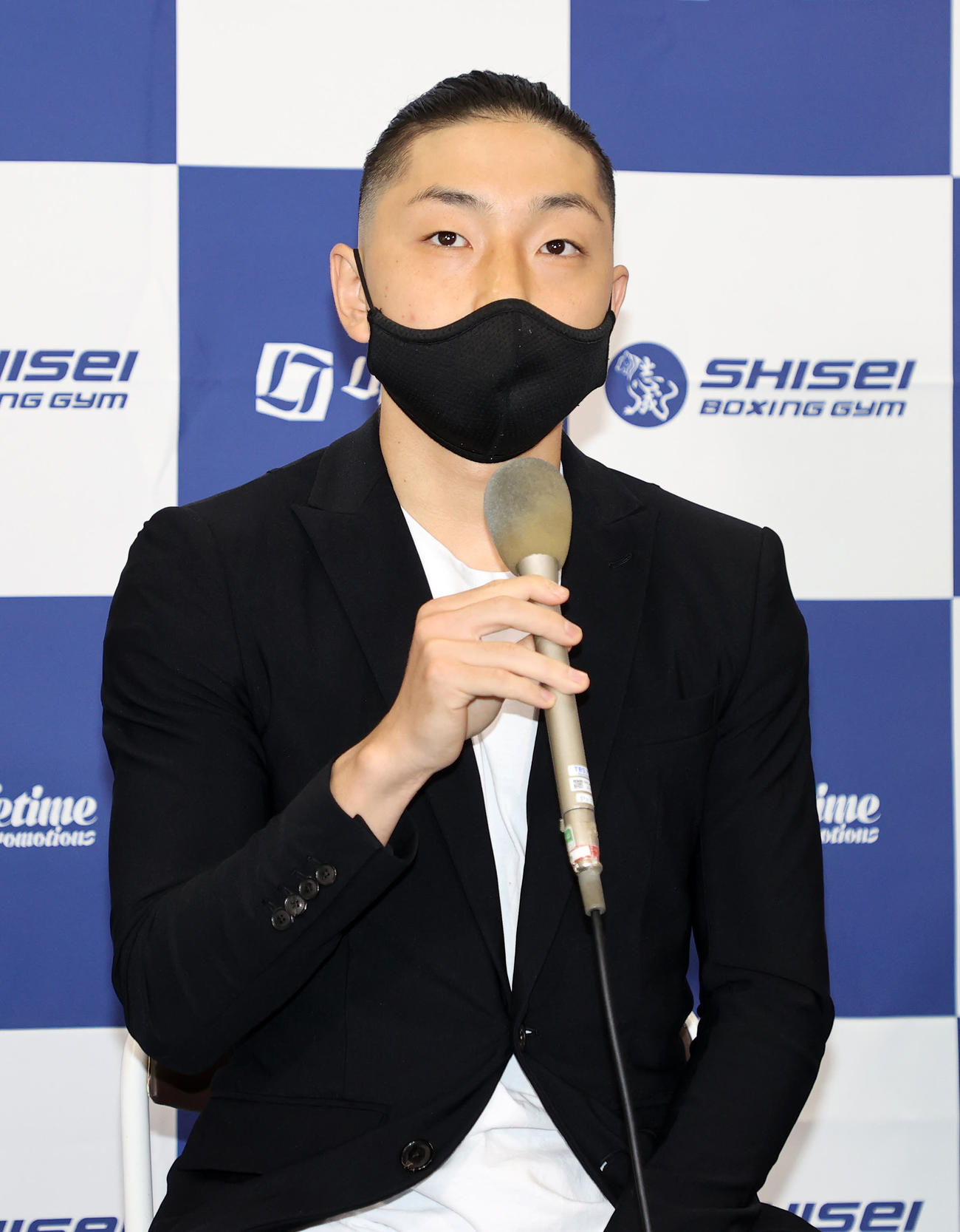 試合に向けて意気込みを語る元WBOアジアパシフィックフェザー級王者の森（撮影・鈴木正人）