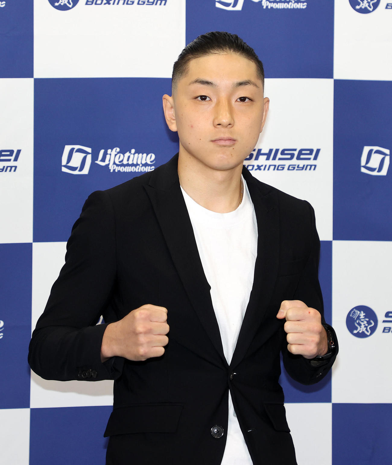 試合に向けてファイティングポーズする元WBOアジアパシフィックフェザー級王者の森（撮影・鈴木正人）