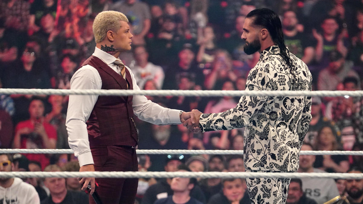 リング上でロリンズ（右）と和解の握手を交わしたローデス（C）2022 WWE, Inc. All Rights Reserved.