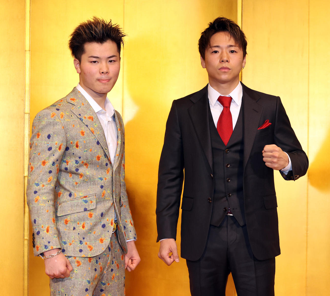 21年12月、対戦発表会見でポーズを取る那須川天心（左）と武尊