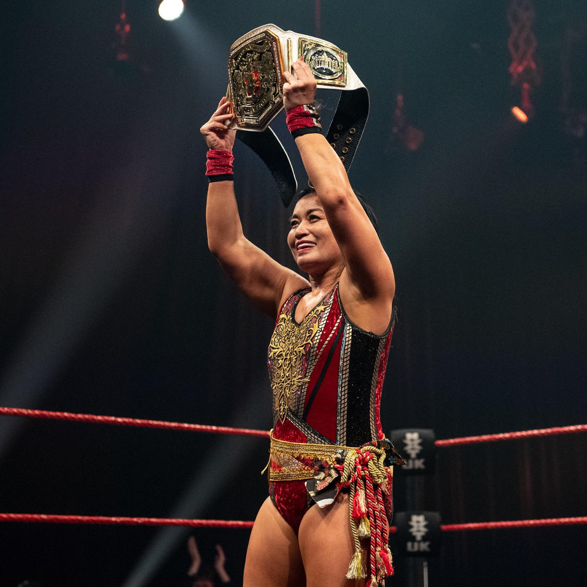 9度目防衛を成功させ、NXT・UK女子王座ベルトを掲げた里村明衣子（C）2022 WWE, Inc. All Rights Reserved.