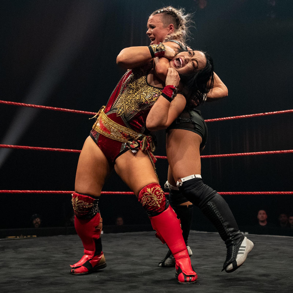 ナイル（右）に首を狙われる里村（C）2022 WWE, Inc. All Rights Reserved.