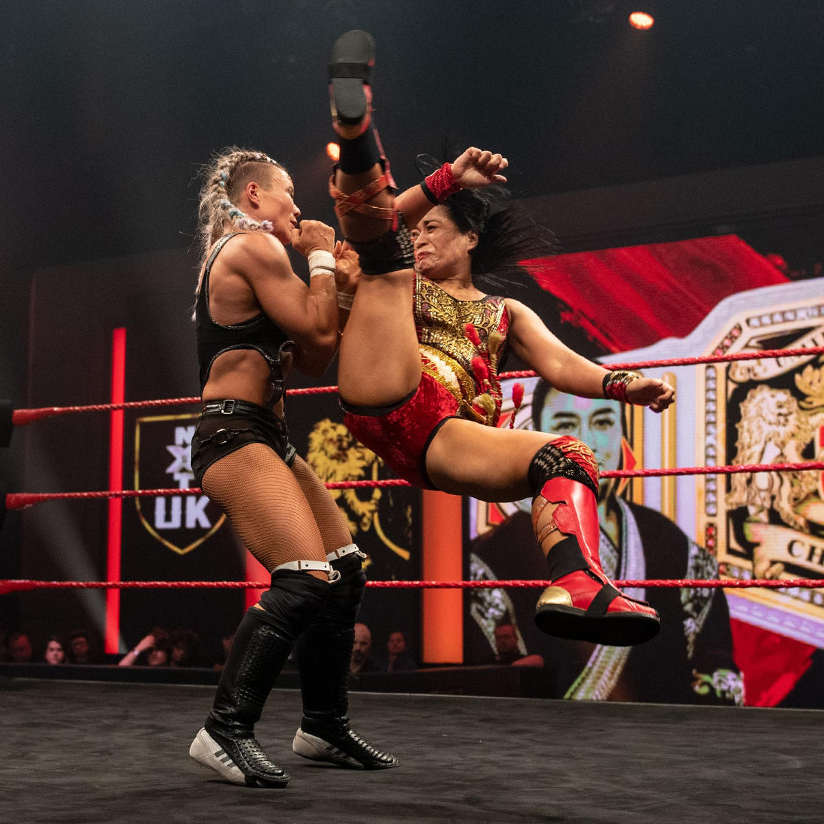 ナイル（左）にニールキックを狙う里村（C）2022 WWE, Inc. All Rights Reserved.