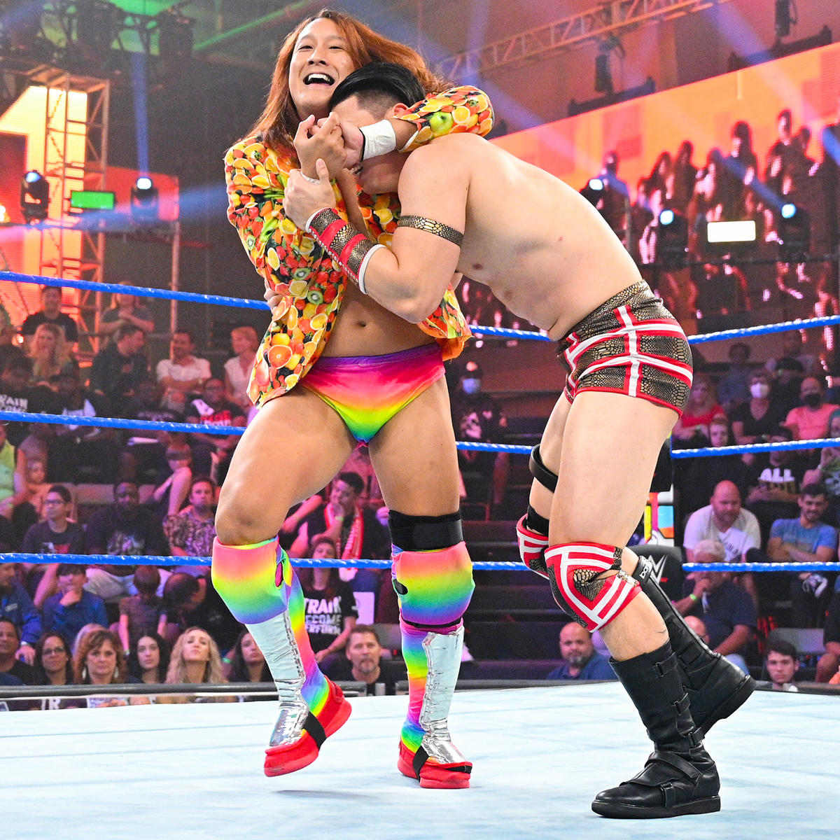 ダンテ・チェン（右）の顔面を絞めるイケメン二郎（C）2022 WWE, Inc. All Rights Reserved.