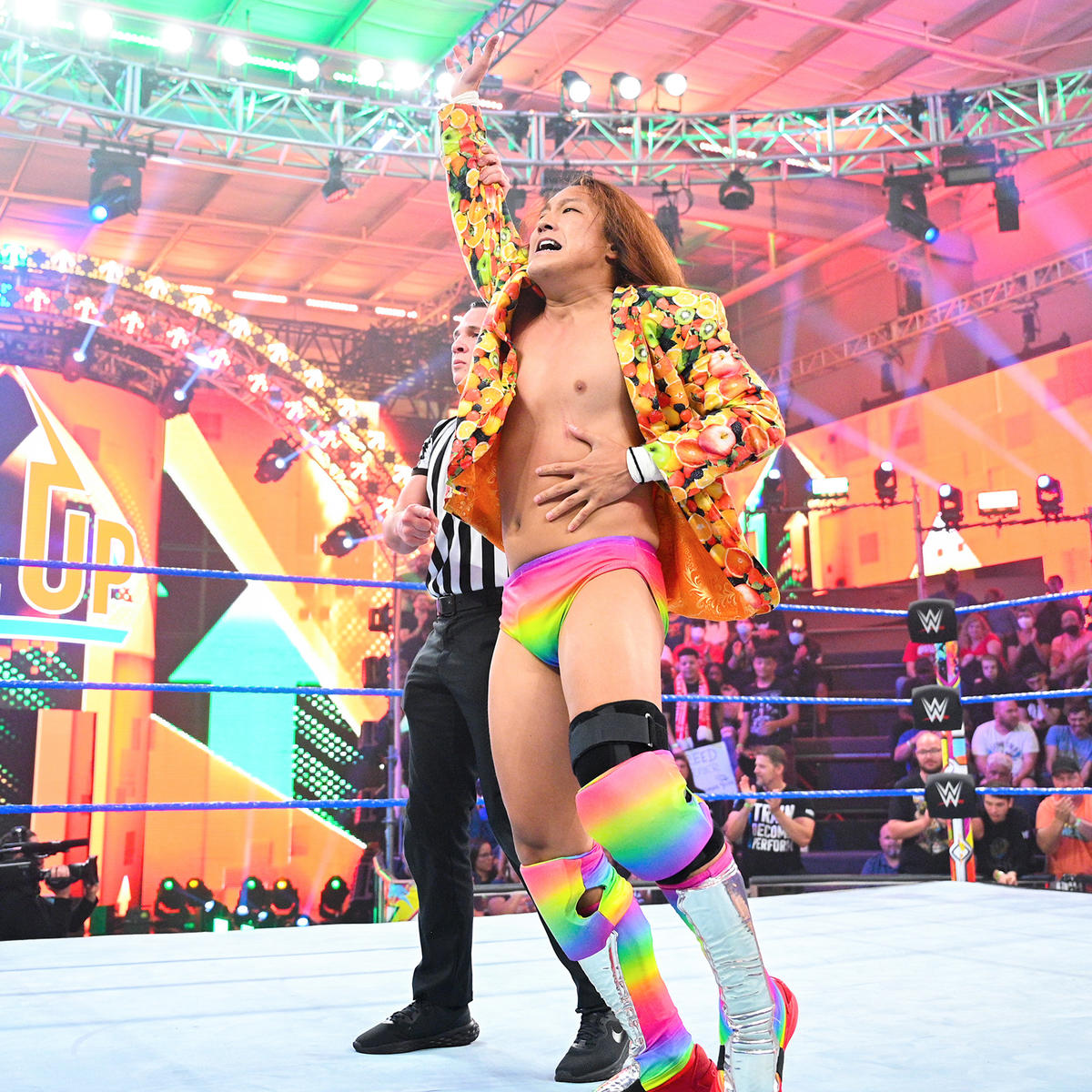 勝ち名乗りを受けたイケメン二郎（C）2022 WWE, Inc. All Rights Reserved.