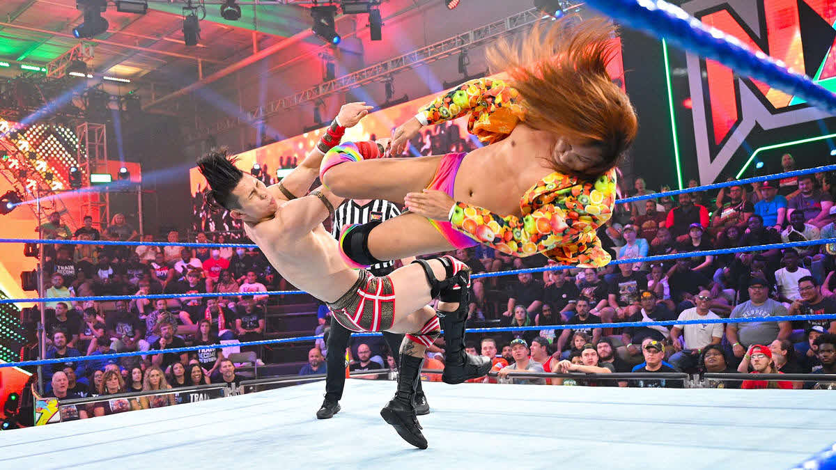 ダンテ・チェン（左）にミサイルキックを放つイケメン二郎（C）2022 WWE, Inc. All Rights Reserved.