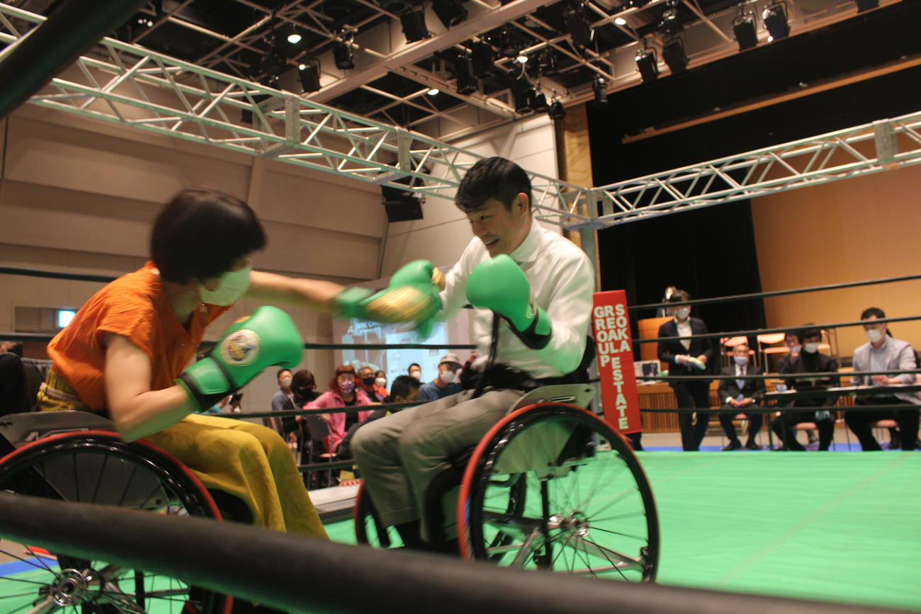 WBCの社会貢献イベント「WBC CARES」で車いすボクシングに挑戦した元3階級制覇王者の亀田興毅氏（右）と元WBC女子世界ライトフライ級王者の富樫直美氏（撮影・首藤正徳）