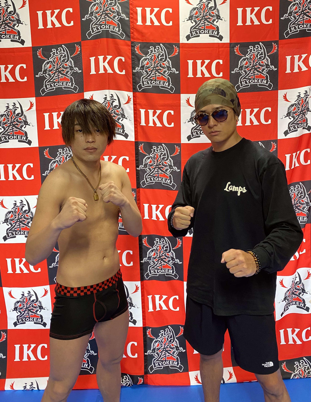 デビュー戦の計量をクリアした高岡蒼佑。左は対戦相手のトミー（外部提供）