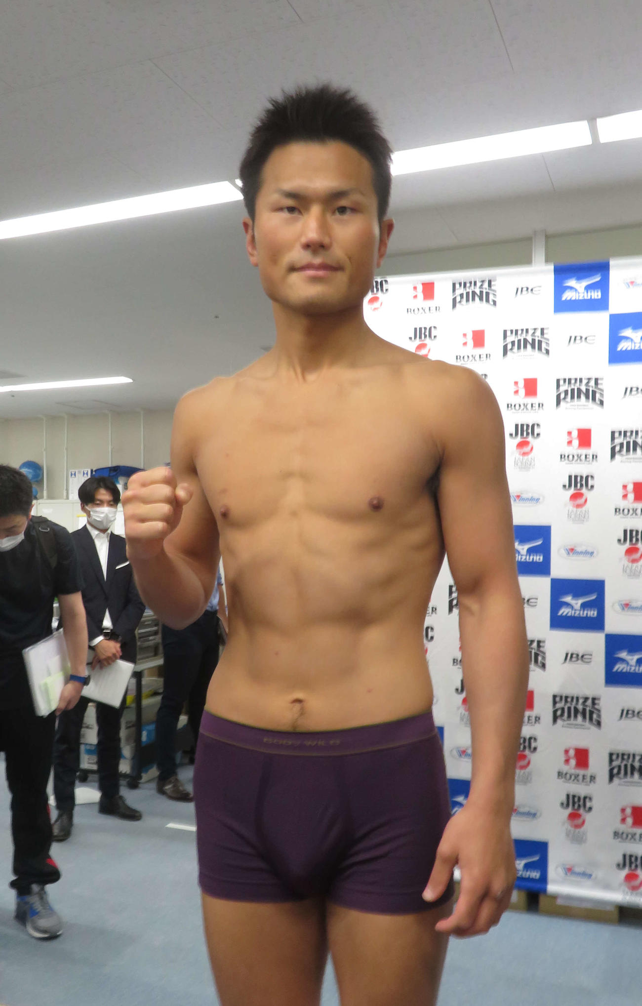 日本ウエルター級暫定王座決定戦に向けて前日計量をクリアした前王者の同級1位永野祐樹