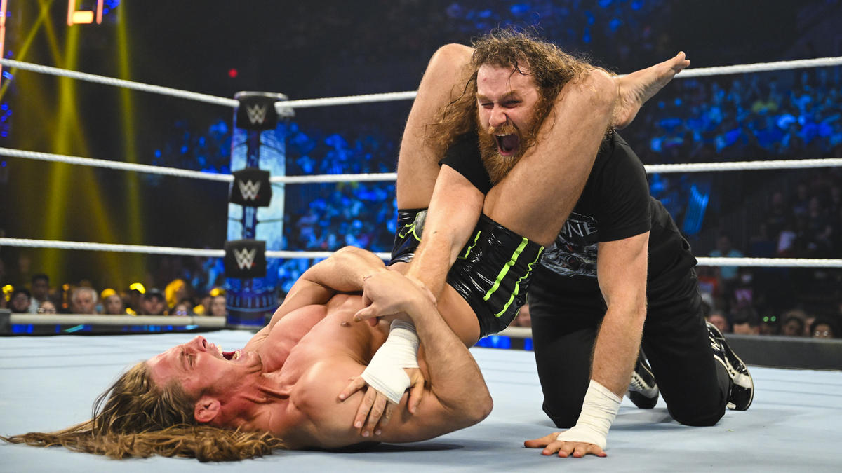 サミ・ゼイン（右）を三角絞めで追い詰めるリドル（C）2022 WWE, Inc. All Rights Reserved.