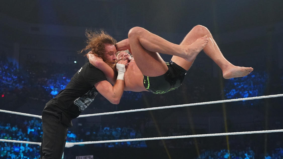 サミ・ザイン（左）にRKOを決めるリドル（C）2022 WWE, Inc. All Rights Reserved.