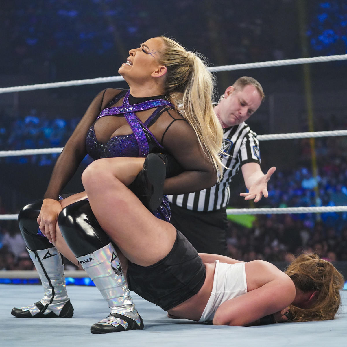 ナタリア（左）のシャープシューターを受けてもん絶するSD女子王者ラウジー（C）2022 WWE, Inc. All Rights Reserved.