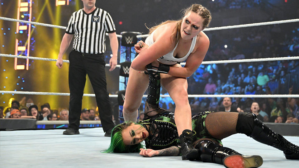 ショッツィ（下）にアームバーを仕掛けようとするSD女子王者ラウジー（C）2022 WWE, Inc. All Rights Reserved.