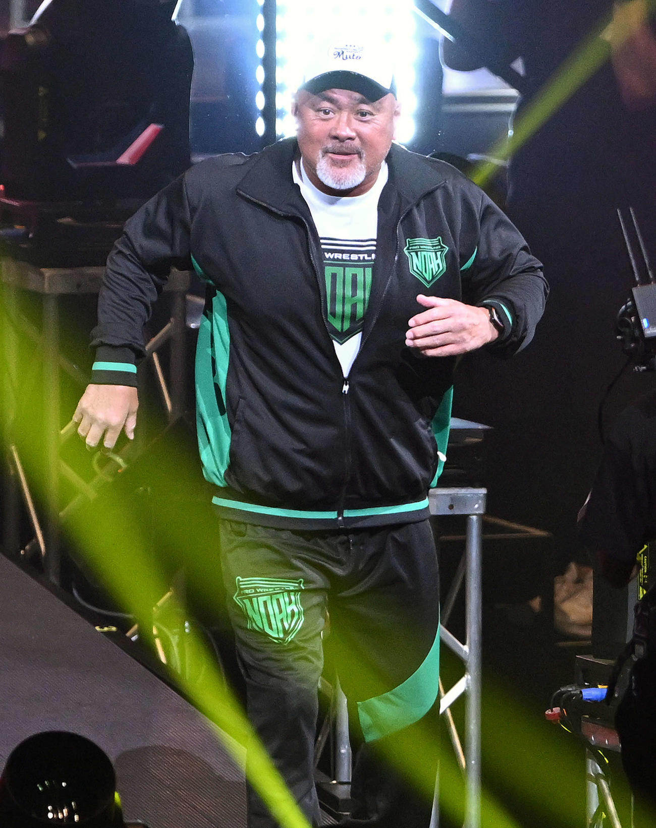 リングに向かう武藤敬司（撮影・滝沢徹郎）