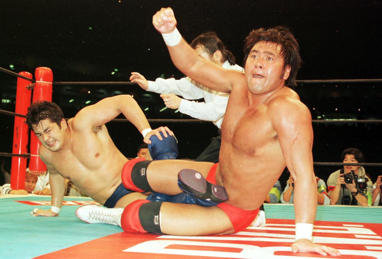 新日本東京ドーム大会　IWGPヘビー級選手権　高田延彦（後方）に足を決めた武藤敬司は勝ち誇ったかのようにガッツポーズをみせる　（1996年1月4日）