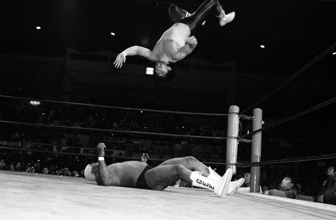 新日本愛知大会　ジョージ・ウェルズ（下）にムーンサルトプレスを見舞う武藤敬司（1987年3月4日）